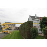 Élévateur à nacelle adapté au placement de panneaux solaires