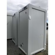 Bloc sanitaire avec revêtement de plancher en aluminium strié