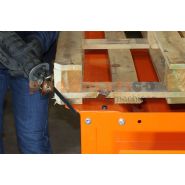 Station de réparation de palettes avec tablette latérale pour scie sauteuse