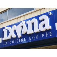 Lettrage 3D personnalisé avec éclairage LED et design élégant