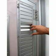 Sas avec sorties de déchets à guillotine et sacs en continu