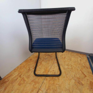 Chaise visiteur Think Steelcase d'occasion - ergonomique avec dossier en maille et structure en acier chromé - pour espaces d'accueil et de réunion_4