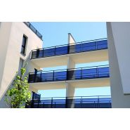 Garde-corps modèle feria - horizal - en aluminium avec remplissage axé sur dalle - les lisses et le remplissage sont dans l’axe médian des poteaux_4