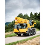 Grue mobile Liebherr LTM 1055-3.2 offrant une flexibilité d'application et une capacité de charge de 55 t