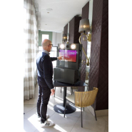 Borne à selfie en aluminium - légère, robuste et stable avec écran tactile 22 pouces et imprimante - TAKE AWAY_4