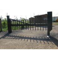 Barrière articulée thermolaquée pour une intégration harmonieuse au paysage