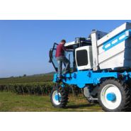 Tracteur enjambeur équipé d’un arceau de protection pour sécurité optimale