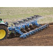 Équipement agricole avec rouleau à profil en V