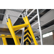 Plate-forme de travail sécurisée avec protection anti-chute en aluminium