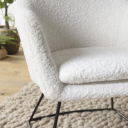Fauteuil design GOTHY blanc en tissu bouclette - pieds évasés en métal noir_4