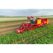 Machine agricole équipée d'un train à chenilles et d'un rayon de braquage serré