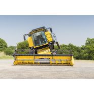 Moissonneuse batteuse avec barres de coupe Varifeed™ et largeur de 6,10 m