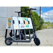 Parking équipé de prises européennes et connectivité USB pour trottinettes