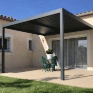 Pergola adossée bioclimatique 3x3 en aluminium avec protections contre la pluie