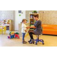 Chaise sur roulettes pour faciliter les déplacements