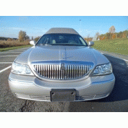 Voiture funéraire Lincoln Town Car avec rouleaux et civière