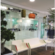 Lettrage adhésif sur vitrine, personnalisable et utilisable sur divers supports -Art & Com_5