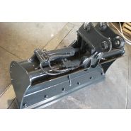 Godet VTN Europe S.P.A pour curage de fossés avec pivot hydraulique