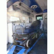 Ambulance Renault Trafic avec deux tons et trois tons