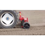 Rouleau agricole flexible pour suivre les surfaces des champs