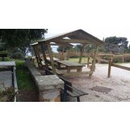 Table de jardin en bois avec toit pour pique-nique confortable