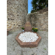 Stèles personnalisées Jardins du souvenir - Mausolé / pyramide / rocher en granit massif_4