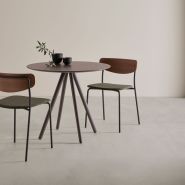 LEA - Chaise empilable esprit rétro, confortable et polyvalente pour réunion ou restaurant_4