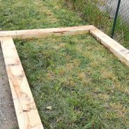 Traverse naturelle en bois massif pour usages variés en extérieur