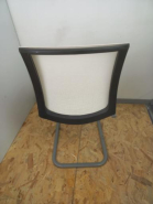 Chaise visiteur Eastside Steelcase d'occasion - structure métallique en forme de patin - dossier rembourré en résille_4