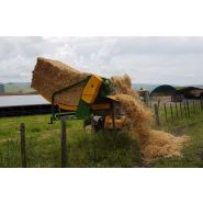 Machine agricole pour nourrir le bétail avec différents types de fourrages