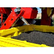 Machine pour baies aronia avec système de nivellement hydraulique