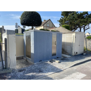 Cabine PMR avec mur urinoir, équipée de local technique, de finitions extérieures en bois, en trespa et en béton - référence 2073_4