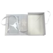 Boîte cadeau pliable avec fenêtre PVC gravée en relief - estampillage chaud - fermeture ruban - 20*15*6 cm_4