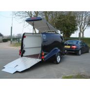 Fourgon remorque avec options comme roue de secours et antivol d'attelage