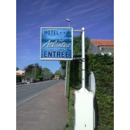 Enseigne drapeau sur mesure en plexi ou aluminium, avec système d'éclairage intégré - OUEST ENSEIGNES_5