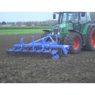 Rouleau tasseurs avant avec efficacité accrue grâce à équipement à dents