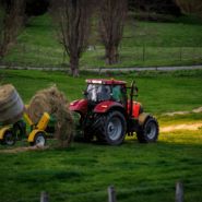 X5000 dérouleuse sans chaîne pour balles rondes et carrées - Hustler Equipment - capacité 2 balles - tractée et auto-chargeante_4