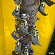 Épareuse pour pelle avec système de couteaux pour broyer finement sans résidus