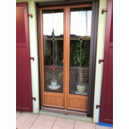 Moustiquaire avec guidage et brosse intégrée