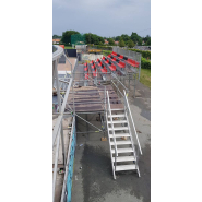 Gradins surélevés avec sièges coques pour événements en location