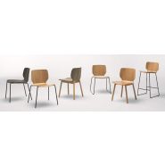 Mobilier d'attente avec coque enveloppante et options de tablette