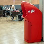 Combo Delta - Poubelle publique - Glasdon - 140 litres - Ouverture large, capot en pente, couleurs variées_4