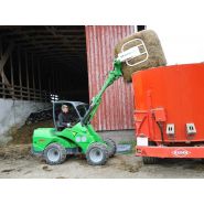 Pince à balles adaptée au transport et à l'empilage de balles rondes