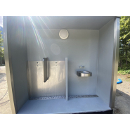 Cellule PMR avec une cabine WC et un mur urinoir et un local technique  - référence 2072_4