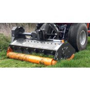 Machine de broyage forestier avec patins, rouleau ou roues arrière