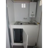 Unité de vie mobile avec douche et bureau intégrés