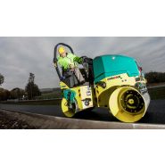 Machine de compactage avec plate-forme réduisant les vibrations