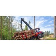 Komatsu 875 en transport avec dimensions optimisées pour les travaux forestiers