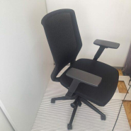 Siège de bureau Orangelo d'occasion - Confort et élégance - Dossier en résille noire - Accoudoirs réglables 2D - Piétement étoile en polyamide_4