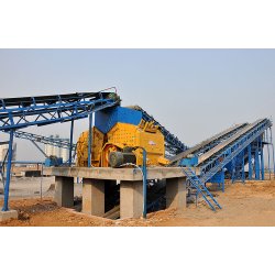 Station de concassage de pierre 350t/h - avec alimentateur vibrant, concasseur à mâchoires et cribles vibrants